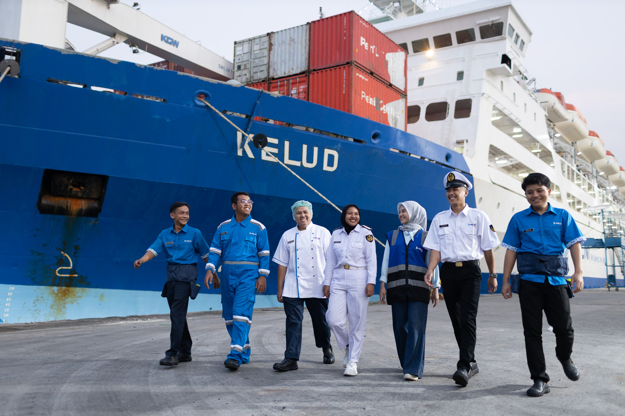 Jajaran Awak Kapal dari berbagai Divisi