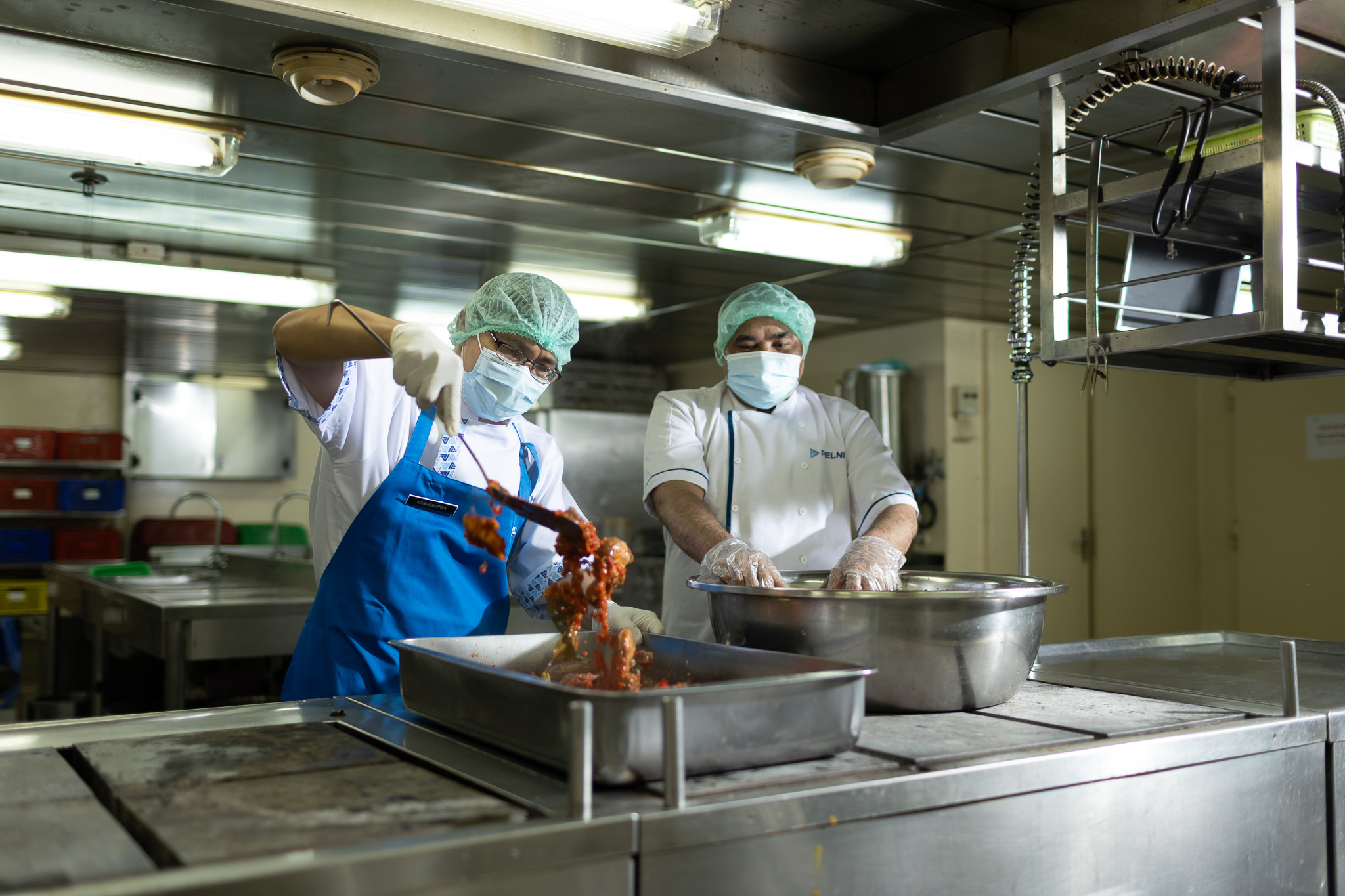 Sterilisasi dan Persiapan Bahan Makanan oleh Tenaga Dapur Profesional - 2